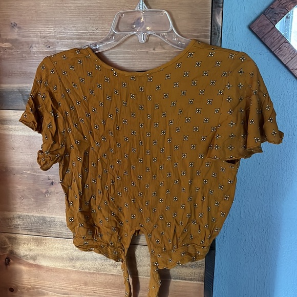 Flirty crop top with a cute tie in back - Picture 4 of 4